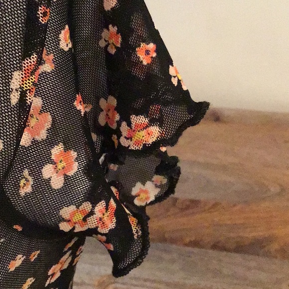 532 🌼EUC Me to We Pac Sun Juniors Sheer Floral Top🌼 - Picture 3 of 7